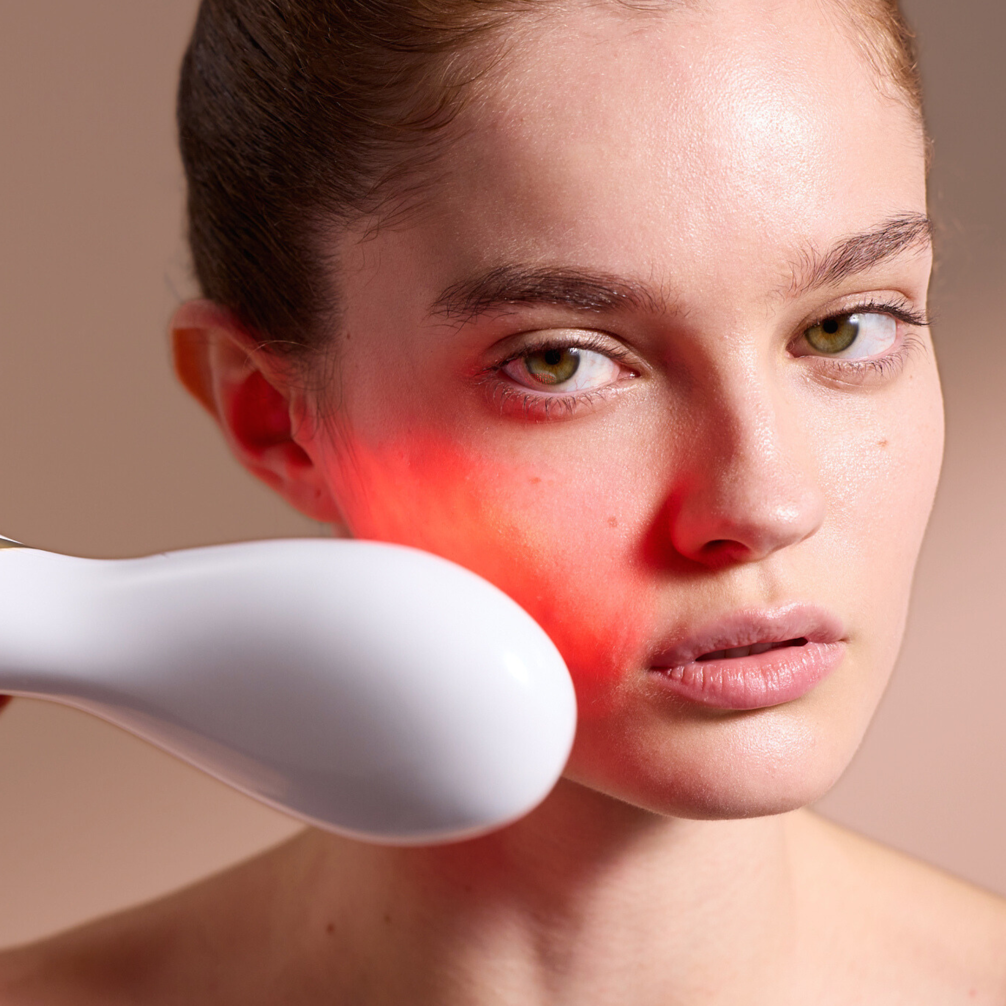 Target the first signs of aging on the face, neck and hands with our powerful handheld red light therapy device